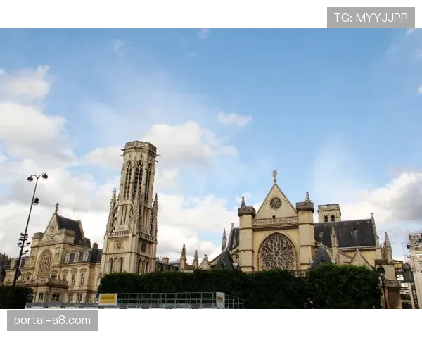 巴黎圣日耳曼与卢浮宫合作推出联名系列商品